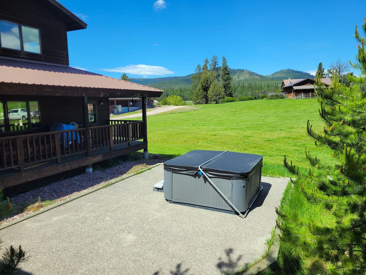 Hot tub patio (shared with cabin next door)