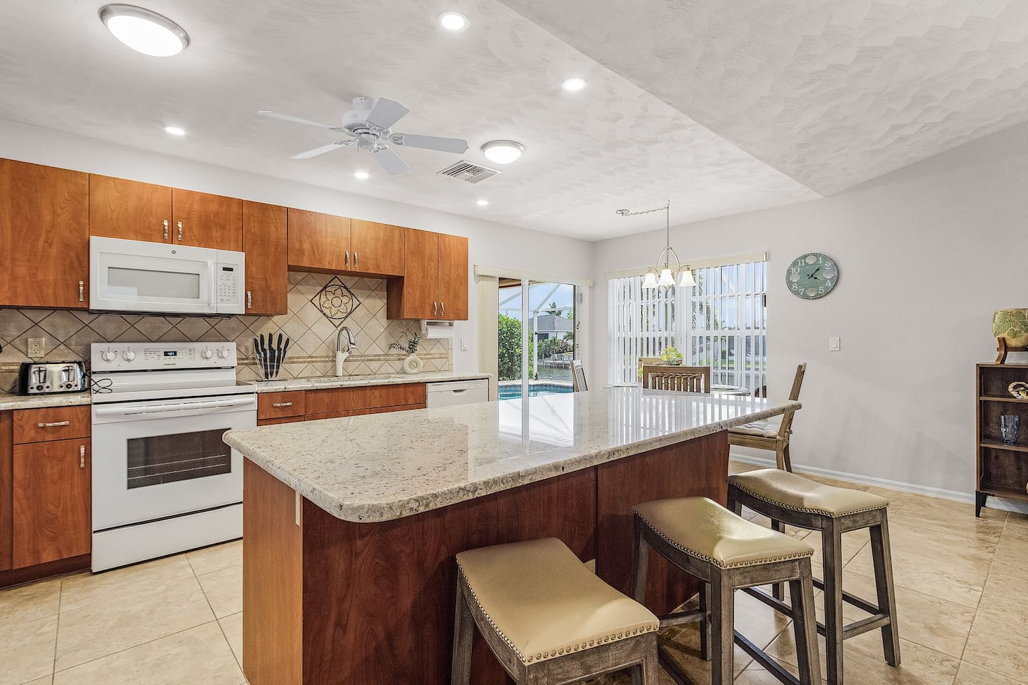 Fully equipped kitchen with a spacious island, ideal for entertaining!