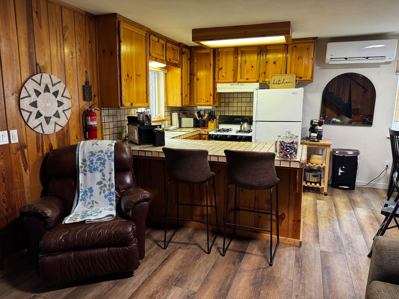 Friends and family can enjoy breakfast at the counter peninsula, or help prep while seated at the bar stools. The cooks will be able to watch the game and enjoy time with everyone while cooking in this open floor plan kitchen. 