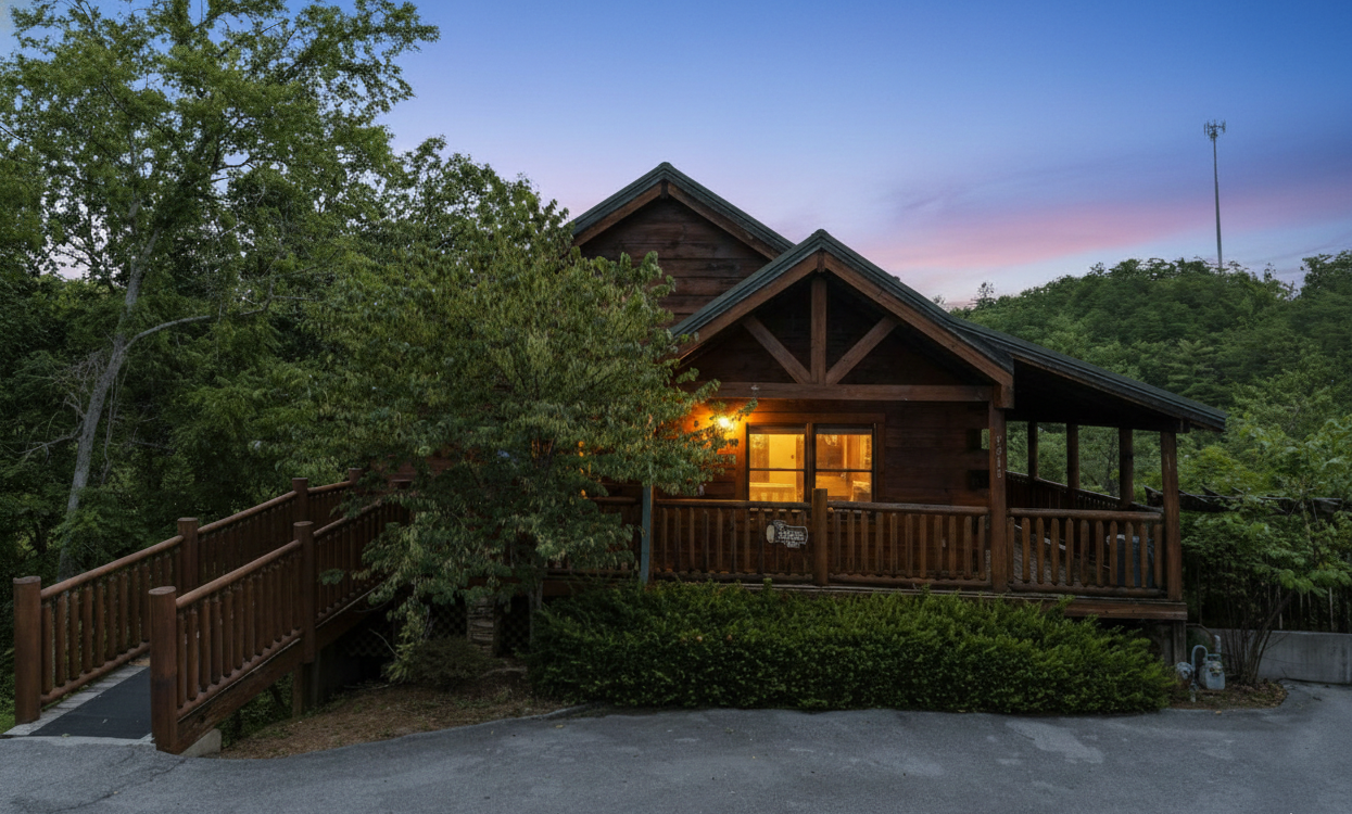 Almost Paradise - 1 minute from downtown Pigeon Forge, 3 bedrooms, 3 bathrooms cabin