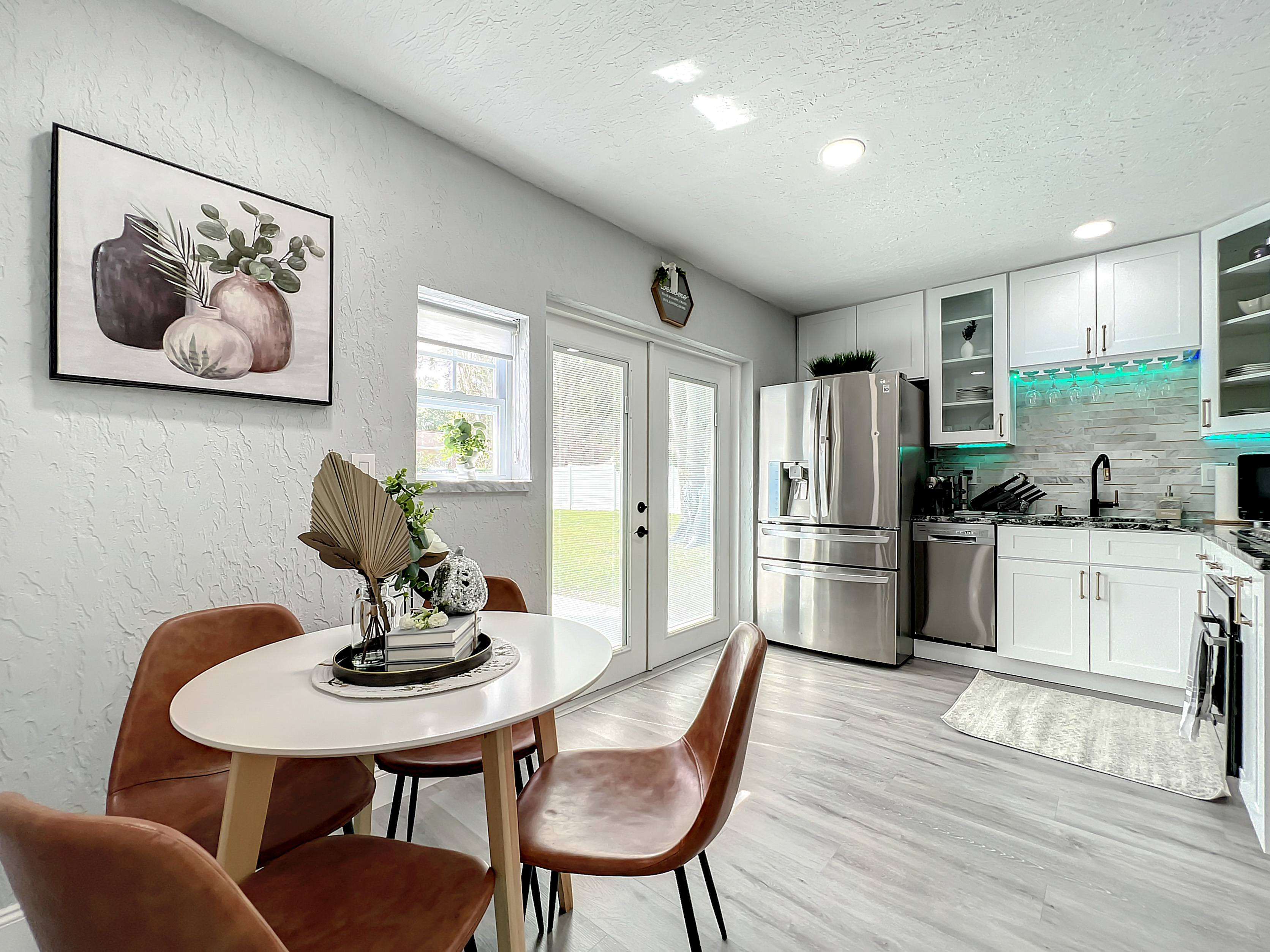 kitchen 2 with table for four