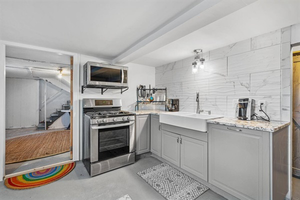 We provide kitchen basics for your use.