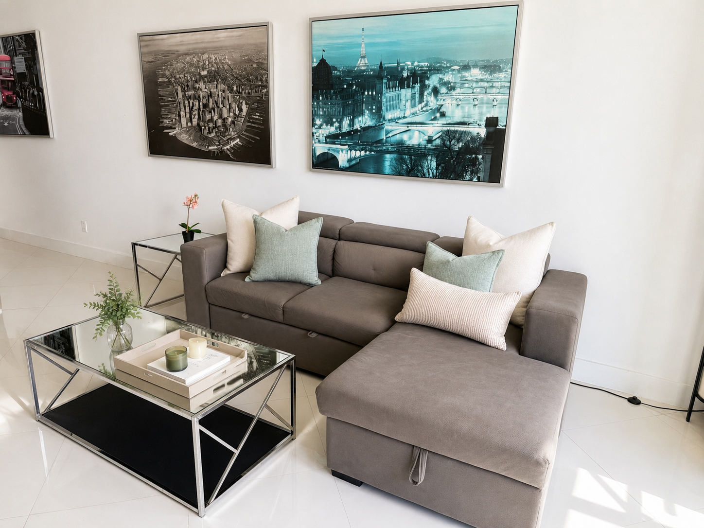 Pull Out sofa bed - It can sleep an extra person - Living room 