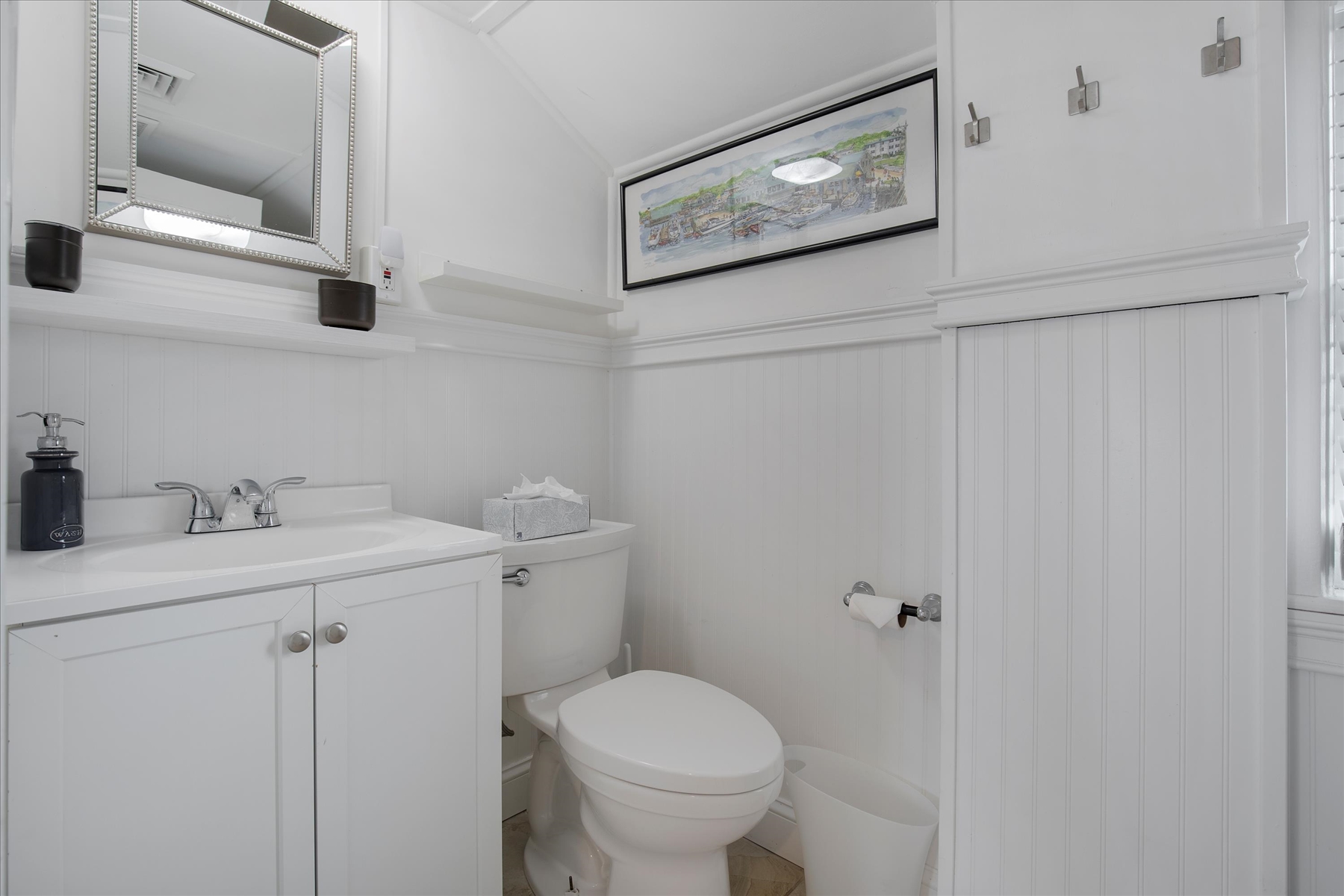 Suite B - Full Bath
