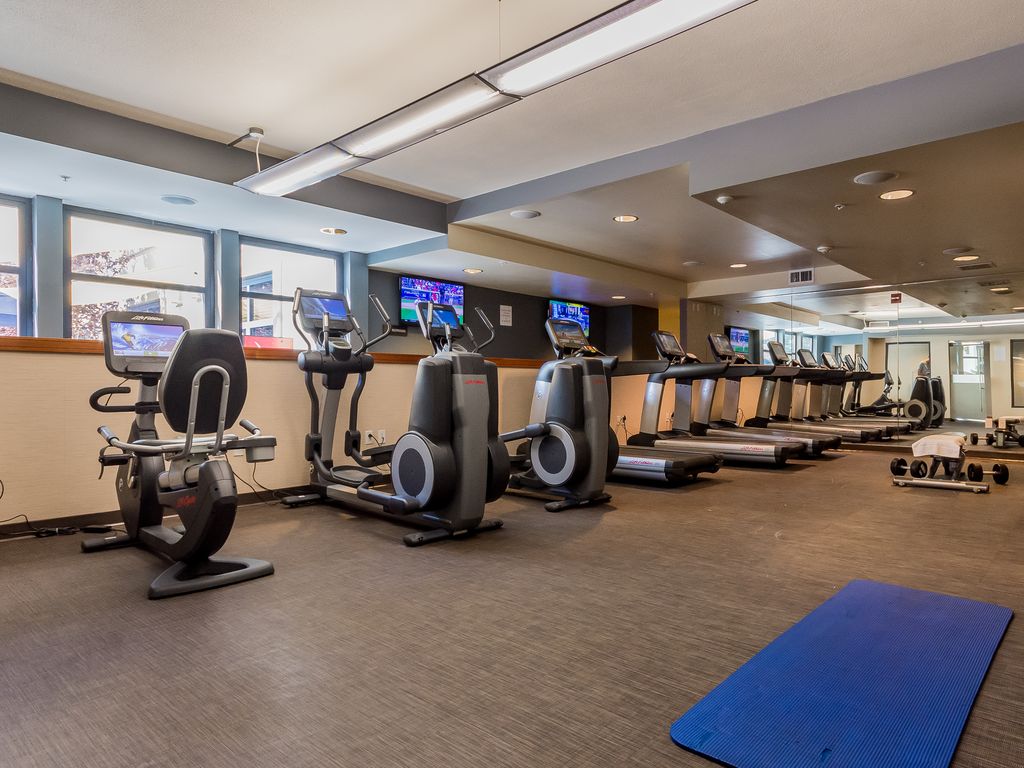 The on-site fitness center makes it easy to keep up with routines between ski days, hikes, or Village strolls.