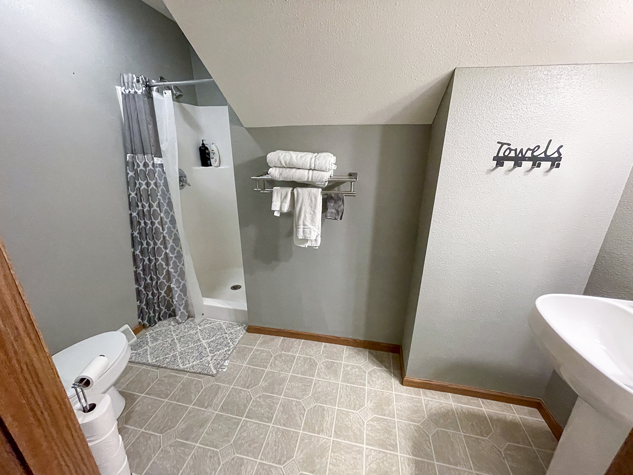 101 Upper King Room Bathroom