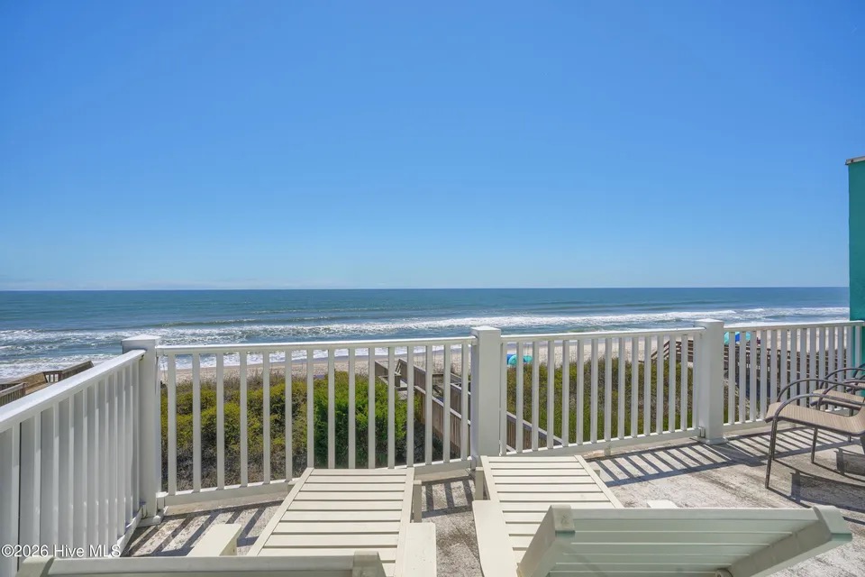 Beautiful beach and ocean views from the upper deck!
