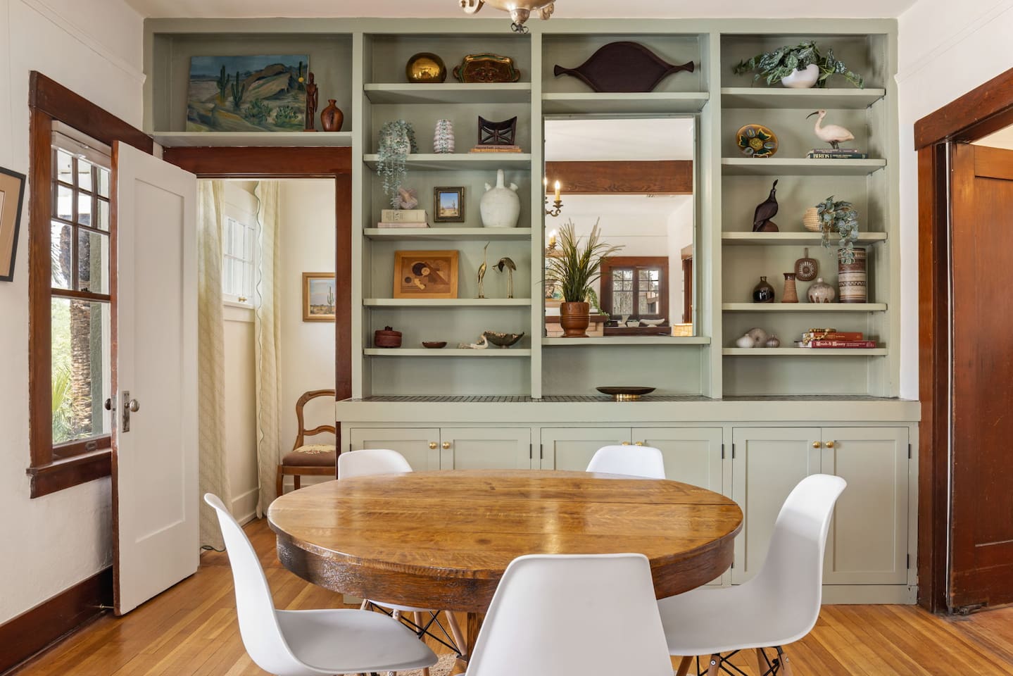 dining area with seating for 5