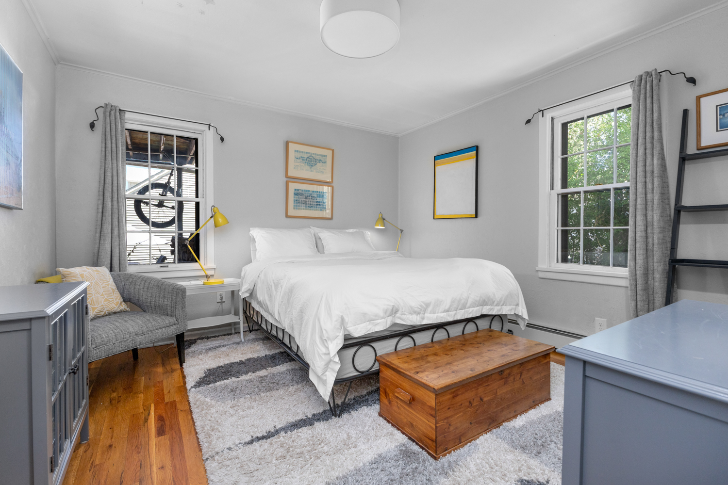 Main Level Bedroom 3 | Queensize bed