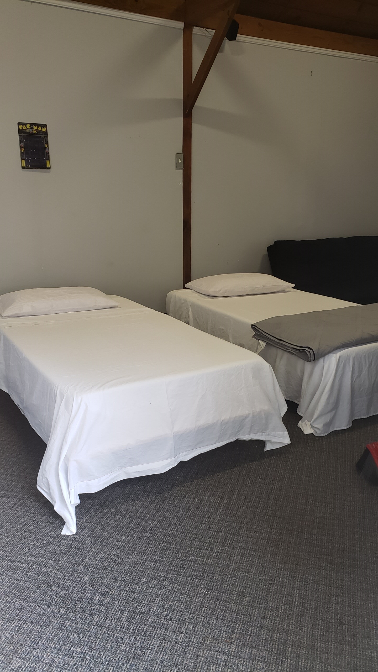 2 Twin Beds (Bunkroom)