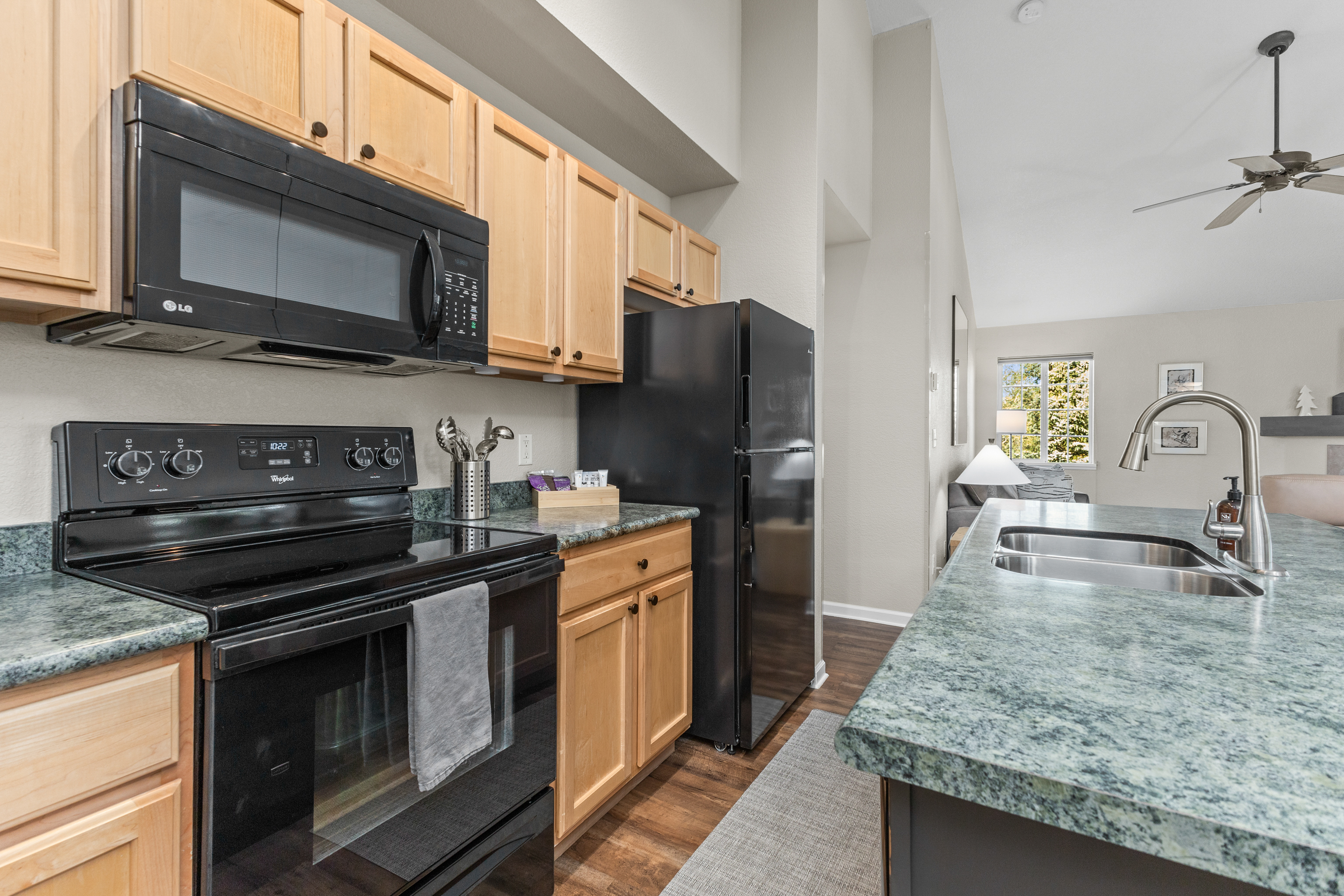 Modern Kitchen | Stove | Microwave