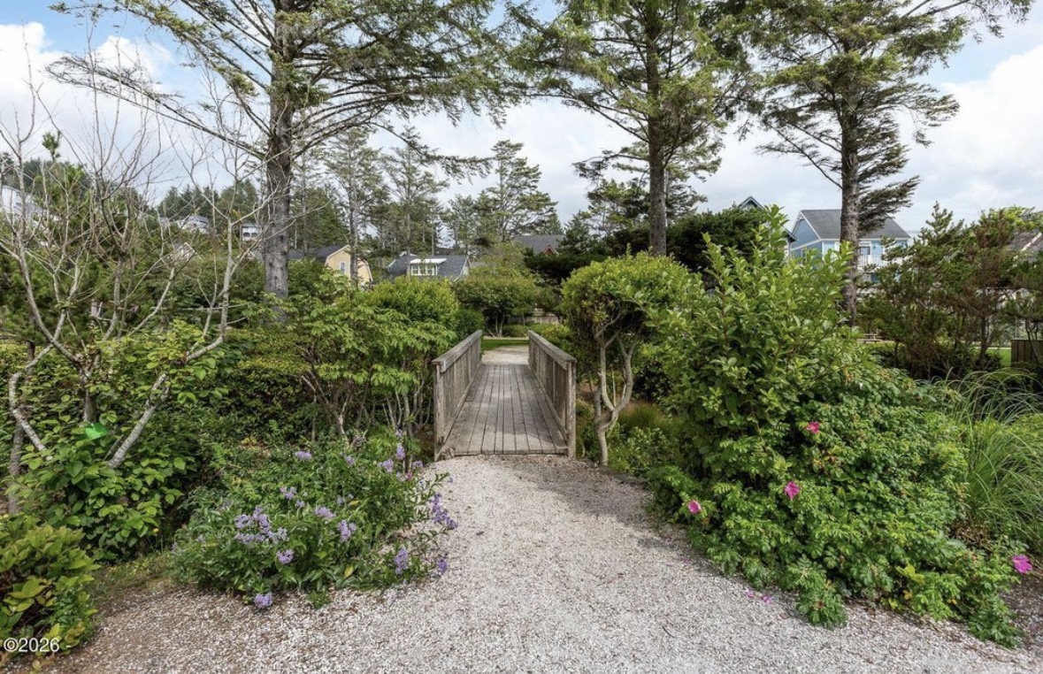Scenic paths throughout Olivia Beach make the community perfect for relaxed strolls for all ages.