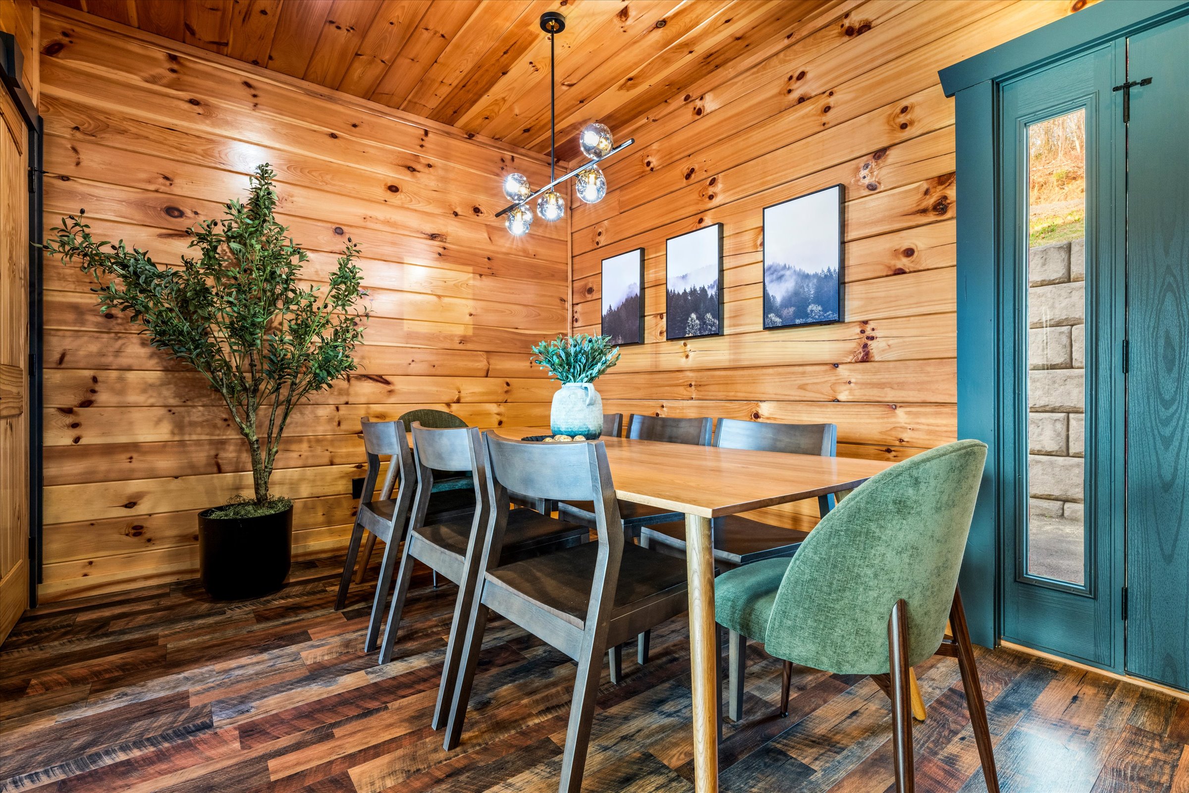 Plenty of room for 8 to gather, laugh, and dine 🍽️💛