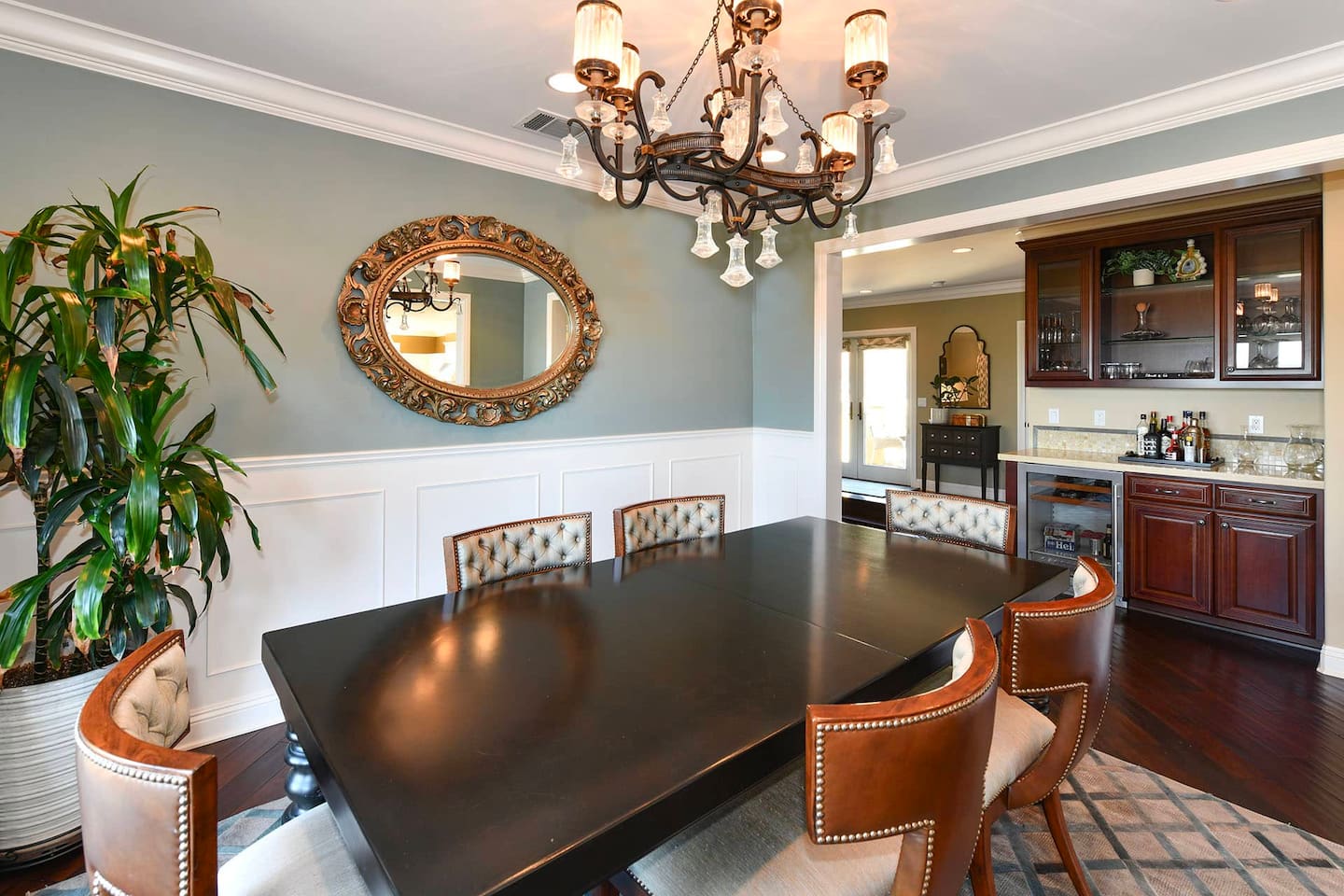 Dining room that seats 6.