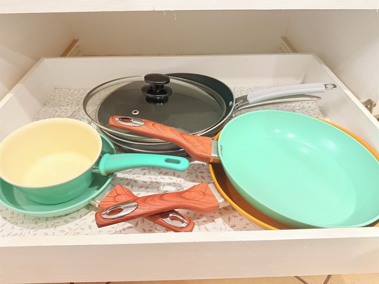 Colorful cookware and dining essentials are provided — everything you need for group meals or cozy nights in. 