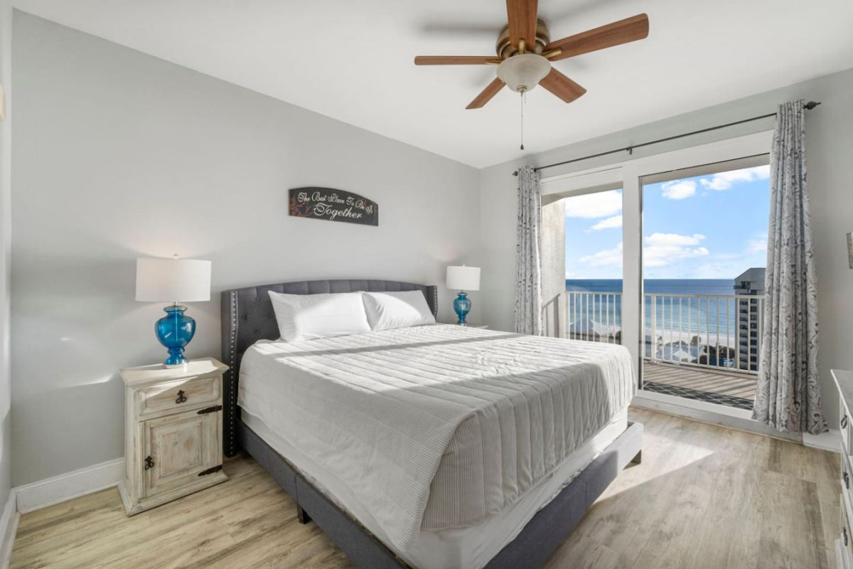 Master room with king size bed and access to balcony