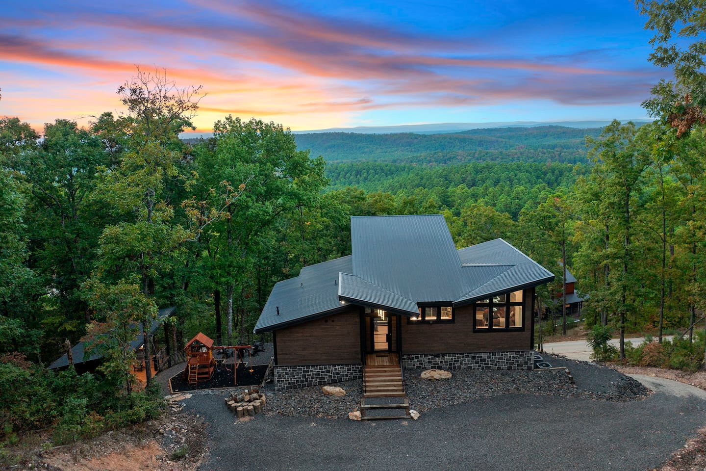 Perched high above the treetops, Fossil Rock feels like your own private mountain escape, with sweeping views that stretch across the surrounding forest and make every sunrise and sunset unforgettable.