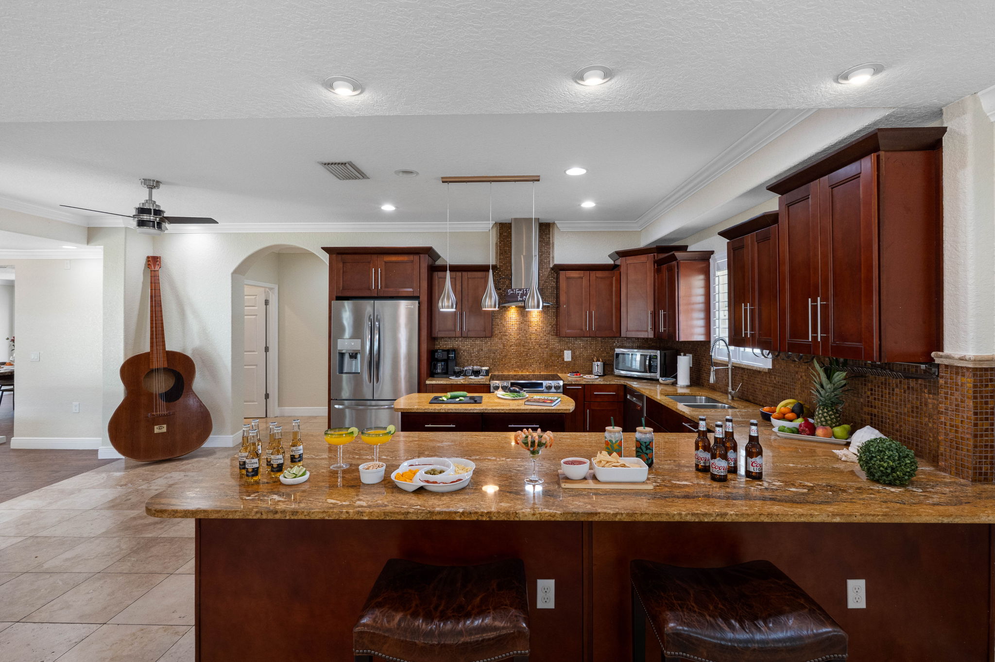 Bright, functional, and welcoming, the kitchen features a complete set of modern appliances.
