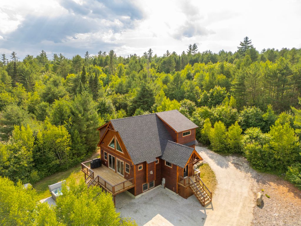 A welcoming retreat nestled among the trees, where every corner invites you to relax and breathe deeply!