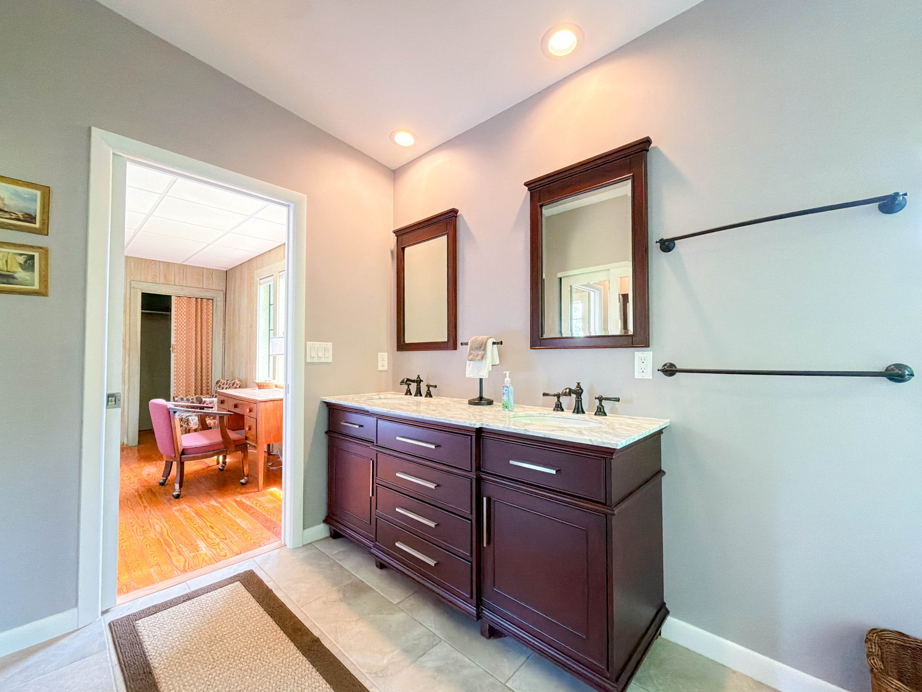 double vanity sinks in the master bathroom