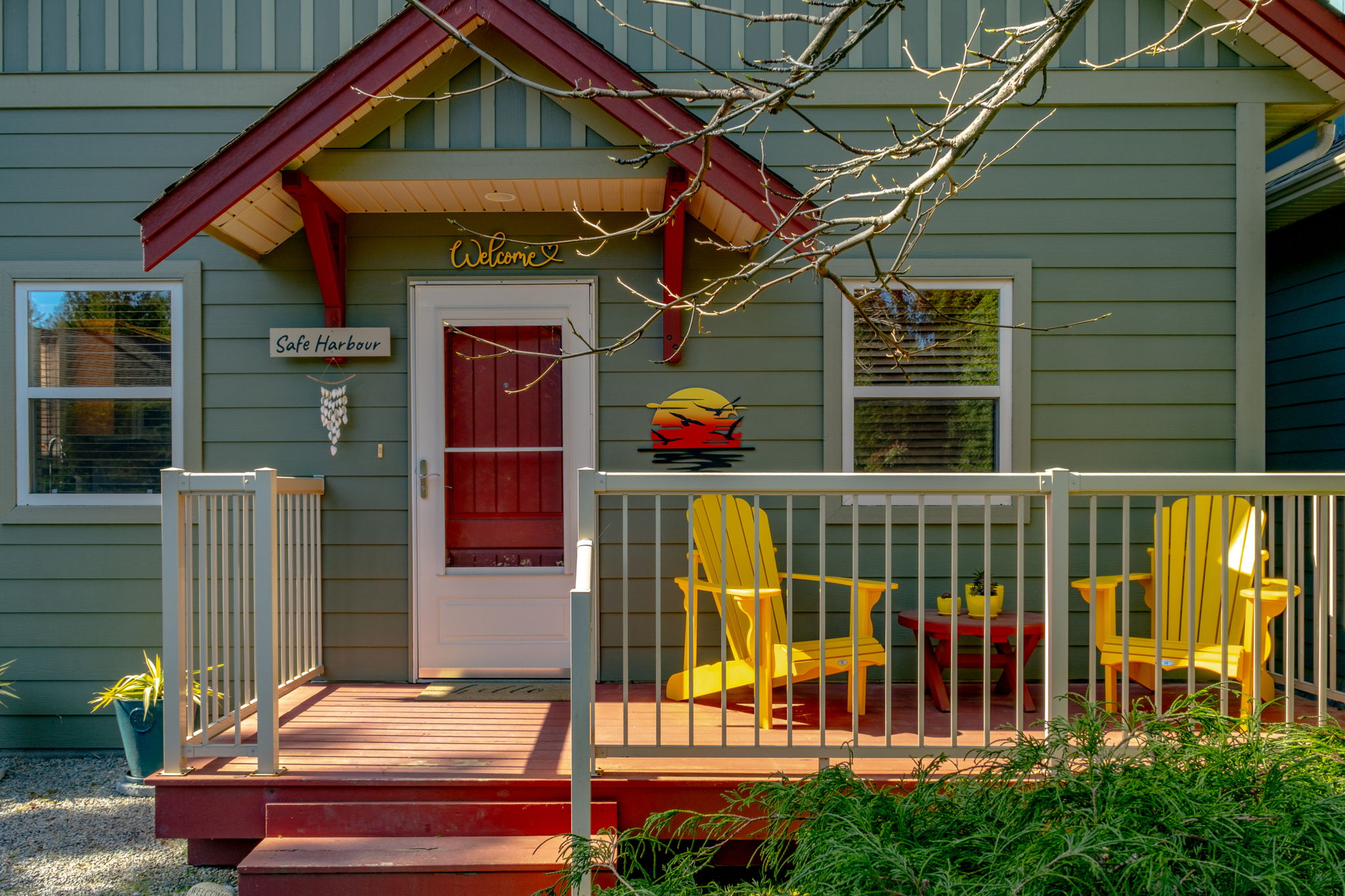 Welcome to Safe Harbour! Charming cottage near beach & resort amenities