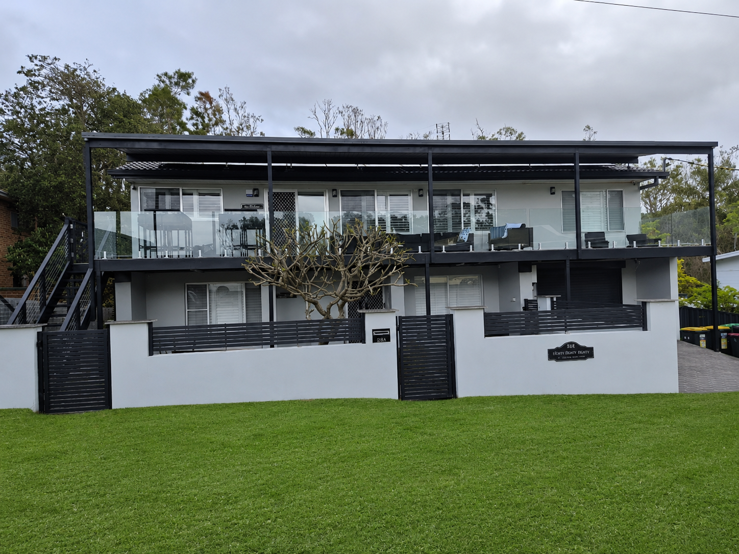 SKYES BEACH HOUSE | spas | sauna | arcade machines holiday home in Malua Bay