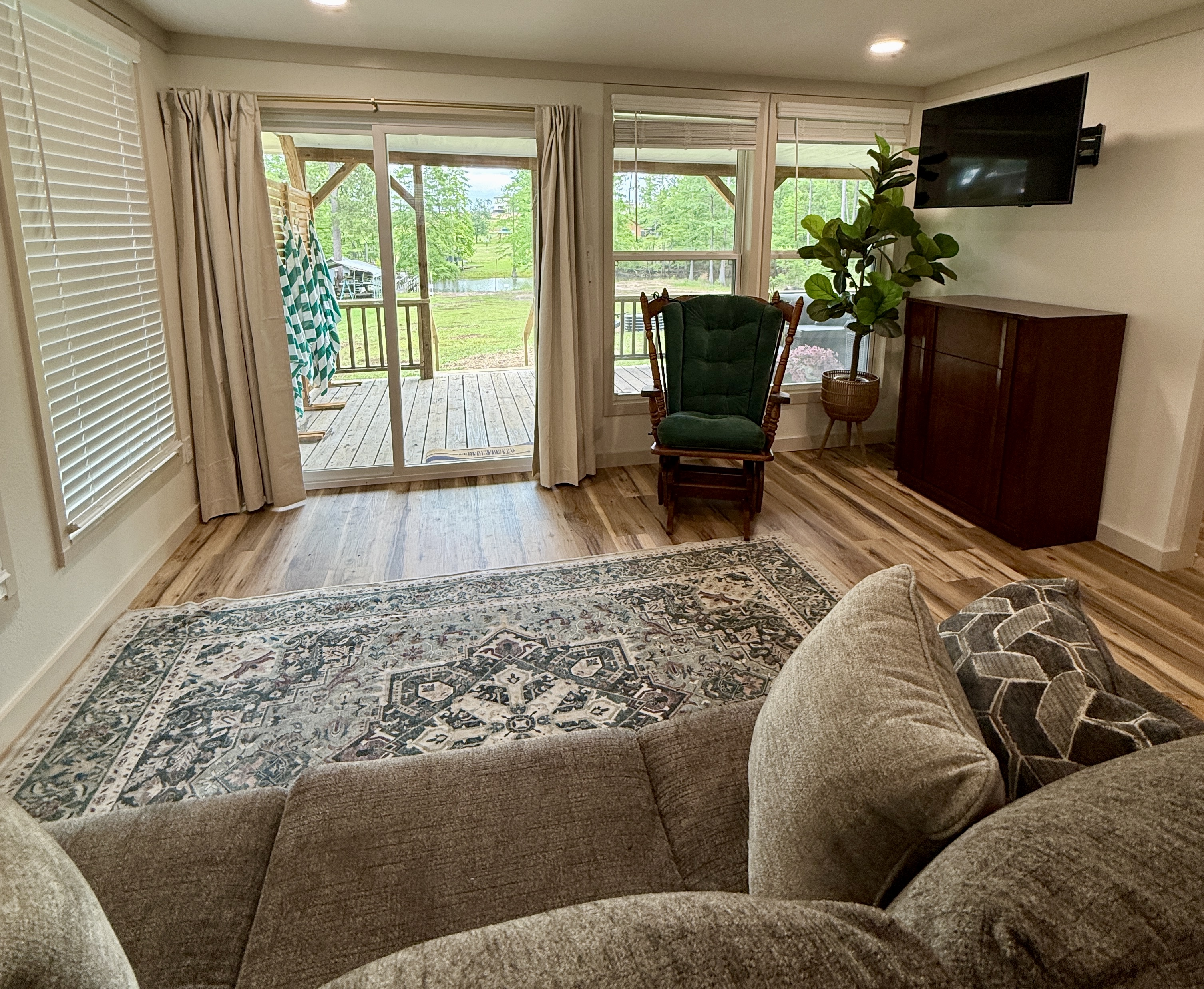 Relax in the living room with a bird's eye view of the lake!