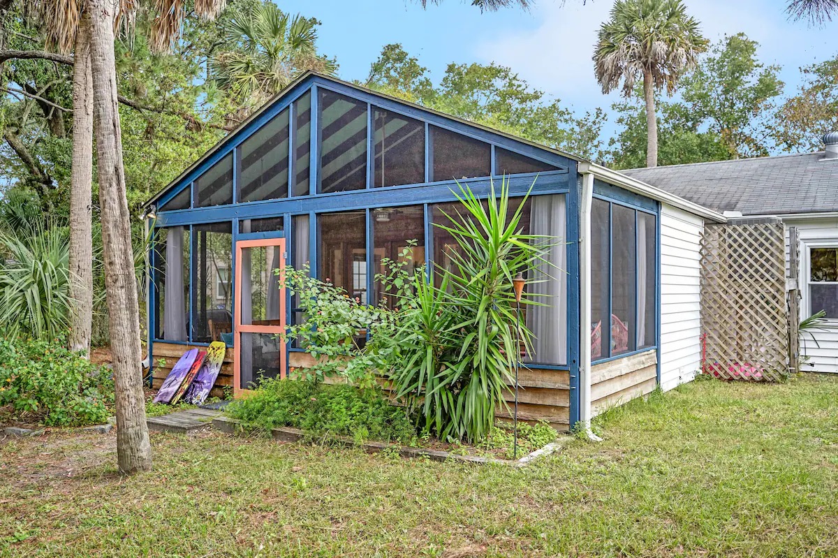 25 21st Avenue | Seas the Day | Screened Porch | IOP Escapes