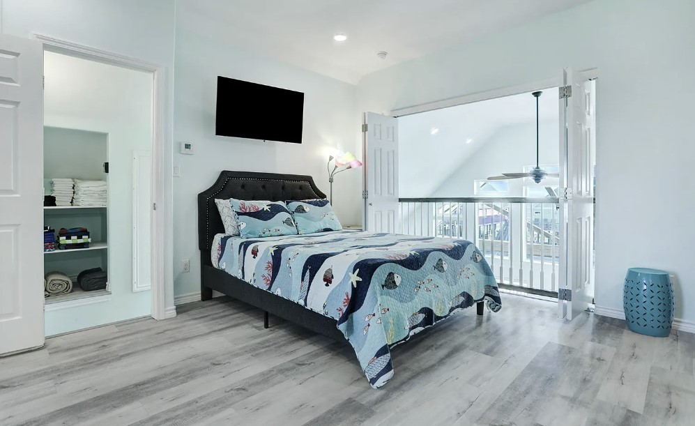 d06fccf3a66a4e89b541e1fc4ca25f64 | Beachhouse | Texas | TX | Vacation Homes | Galveston | Crystal Beach | Kokomo | Breezy Days | Beachfront Elegance | Sunrise Serenity | Southern Sands Property Management, LLC