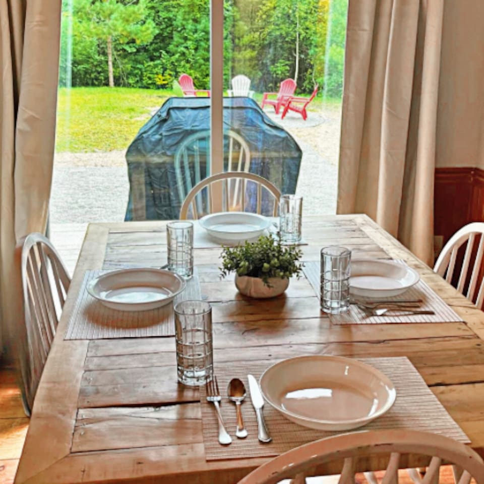 Dining table that can seat up to 6 people comfortably or 7 with a squeeze 