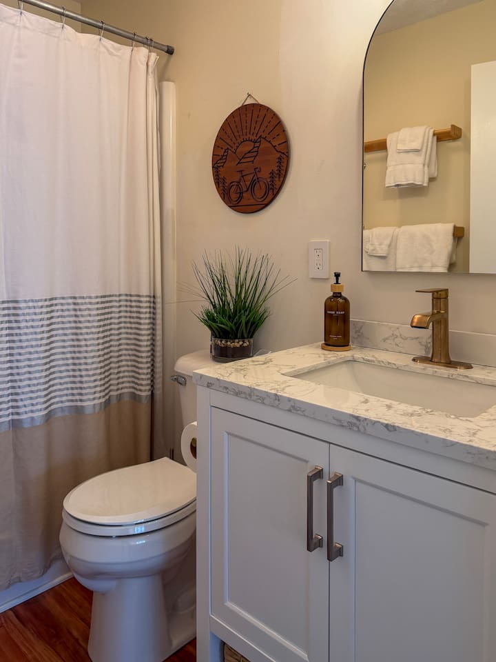 Second floor bathroom adjoining the primary bedroom