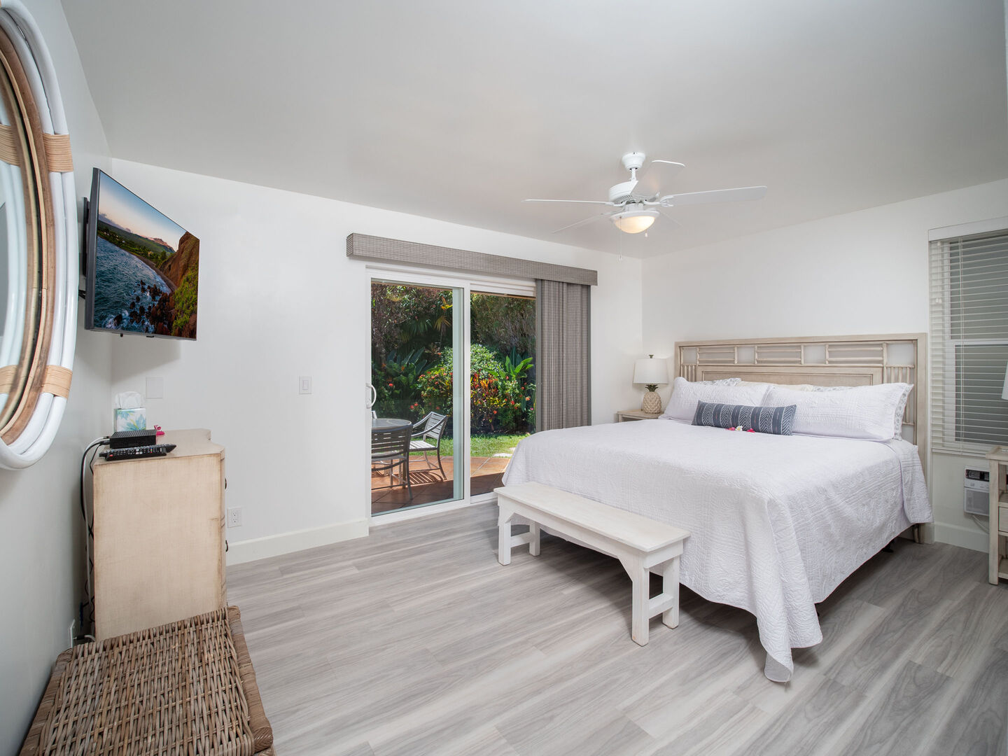 Guest bedroom 1 with private access to lanai. King size bed, Air Conditioning, Electronic Safe, Smart TV