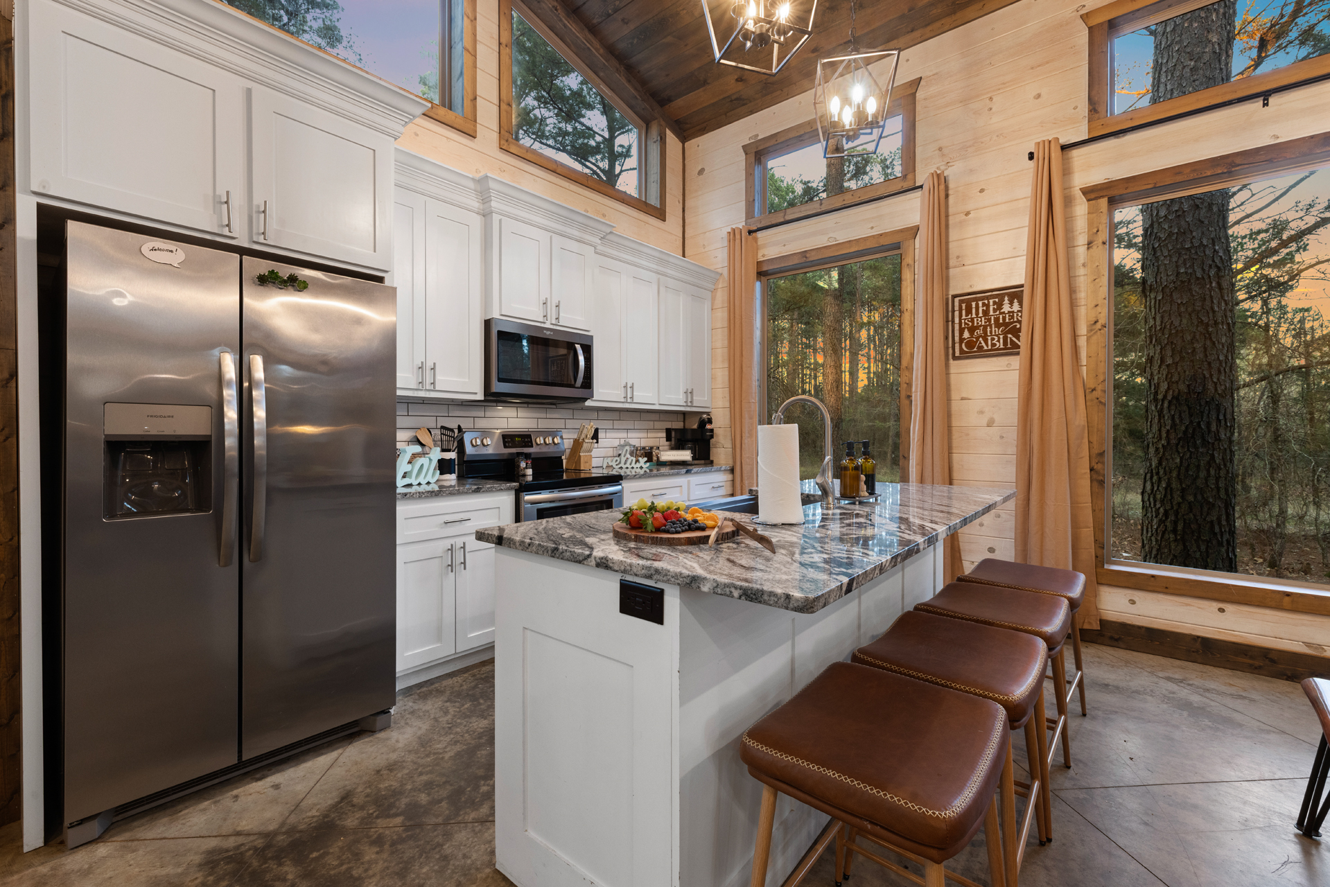 This stylish sitting nook is made for quiet moments. Share morning coffee, plan the day’s adventures, or sneak in a board game before dinner.