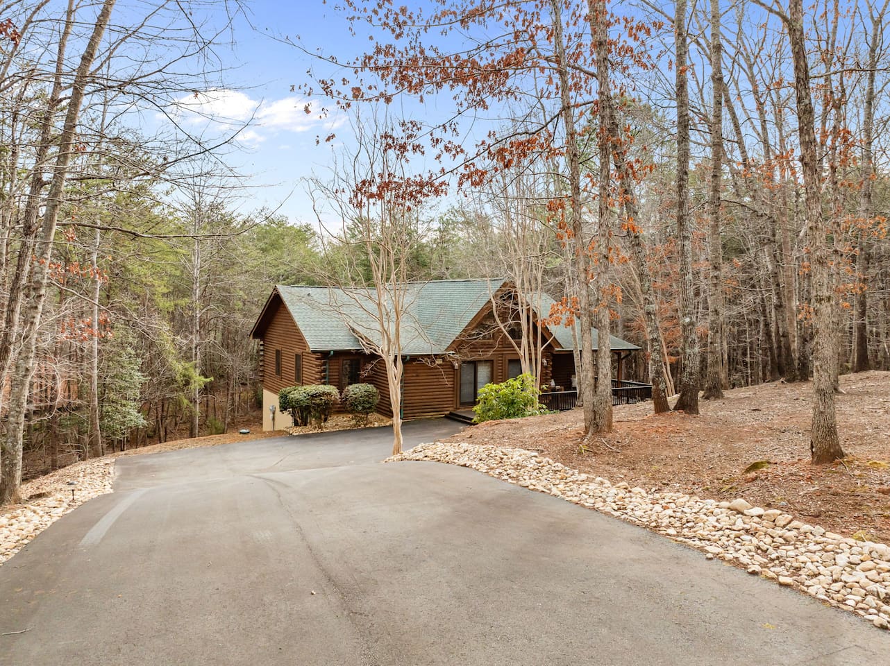 Front view of the cabin - paved driveway - plenty of parking