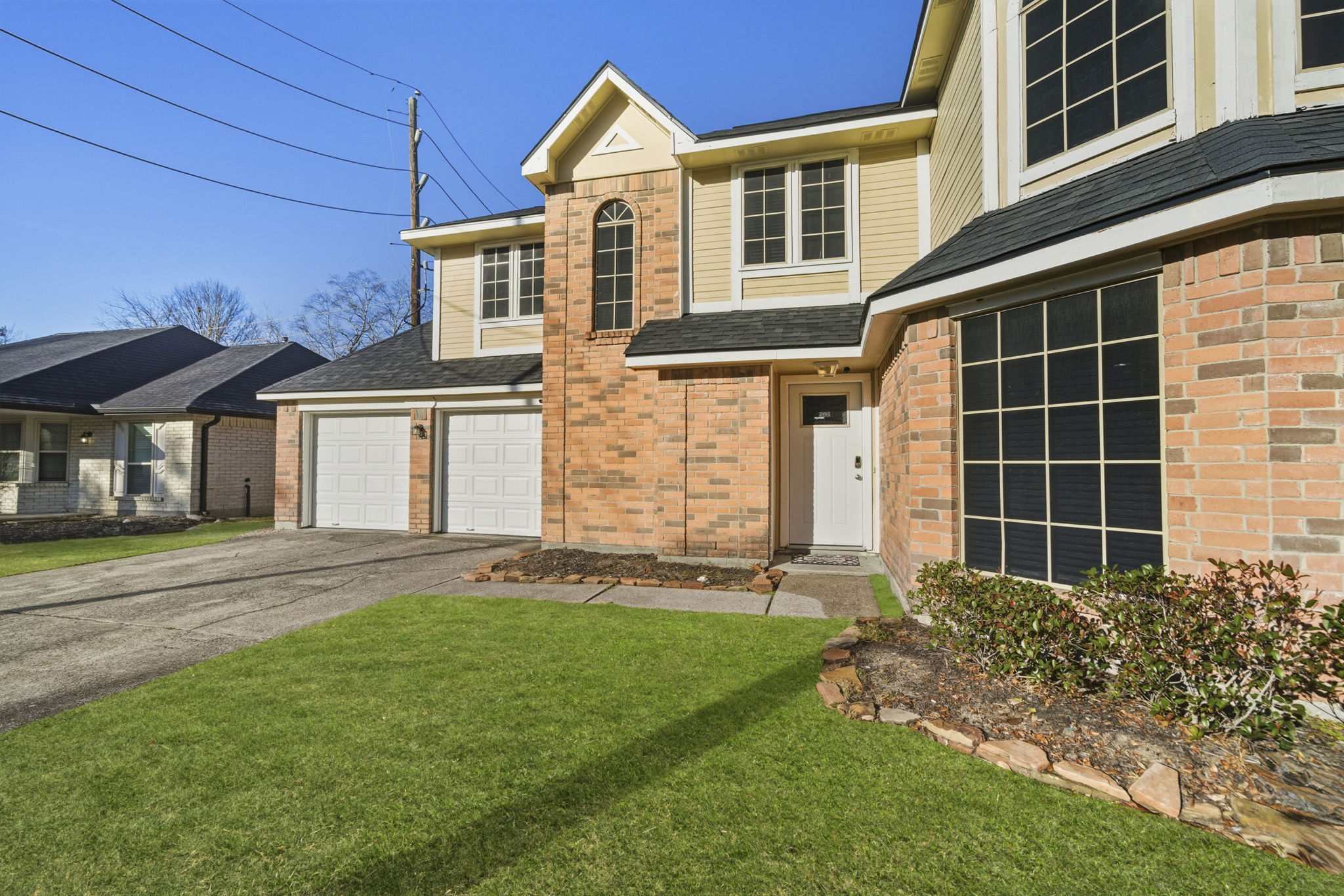 Spacious Humble, TX home with private driveway & 2-car garage — perfect for group stays near IAH & Lake Houston.