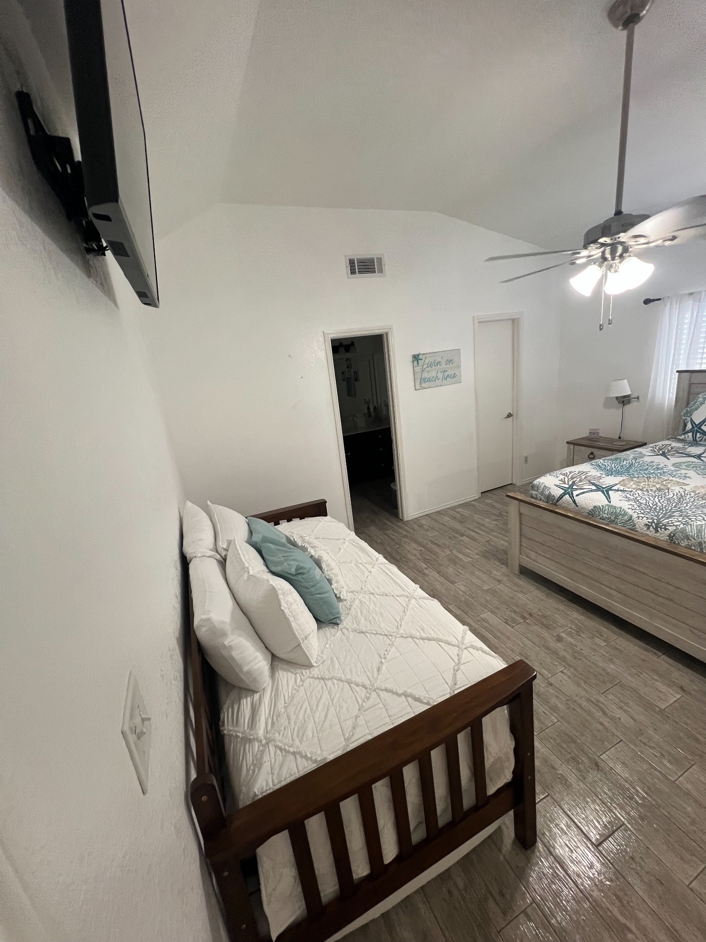 Bedroom 2- Trundle