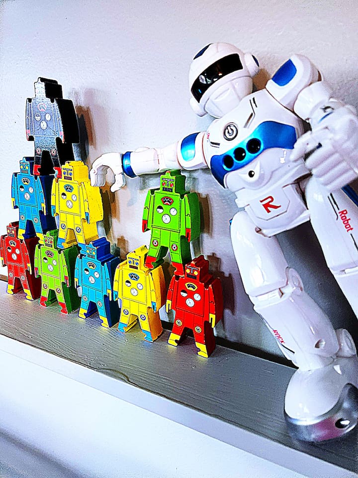 Howie SHOG's friends in the Monopoly room. The black robot can get a little rowdy when no one is visiting! 