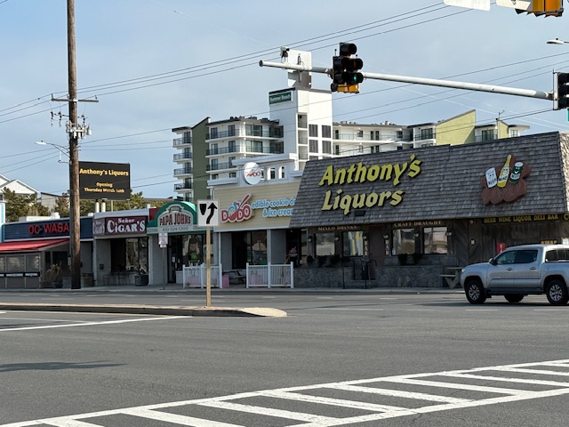 Convenient walking distance to many restaurants