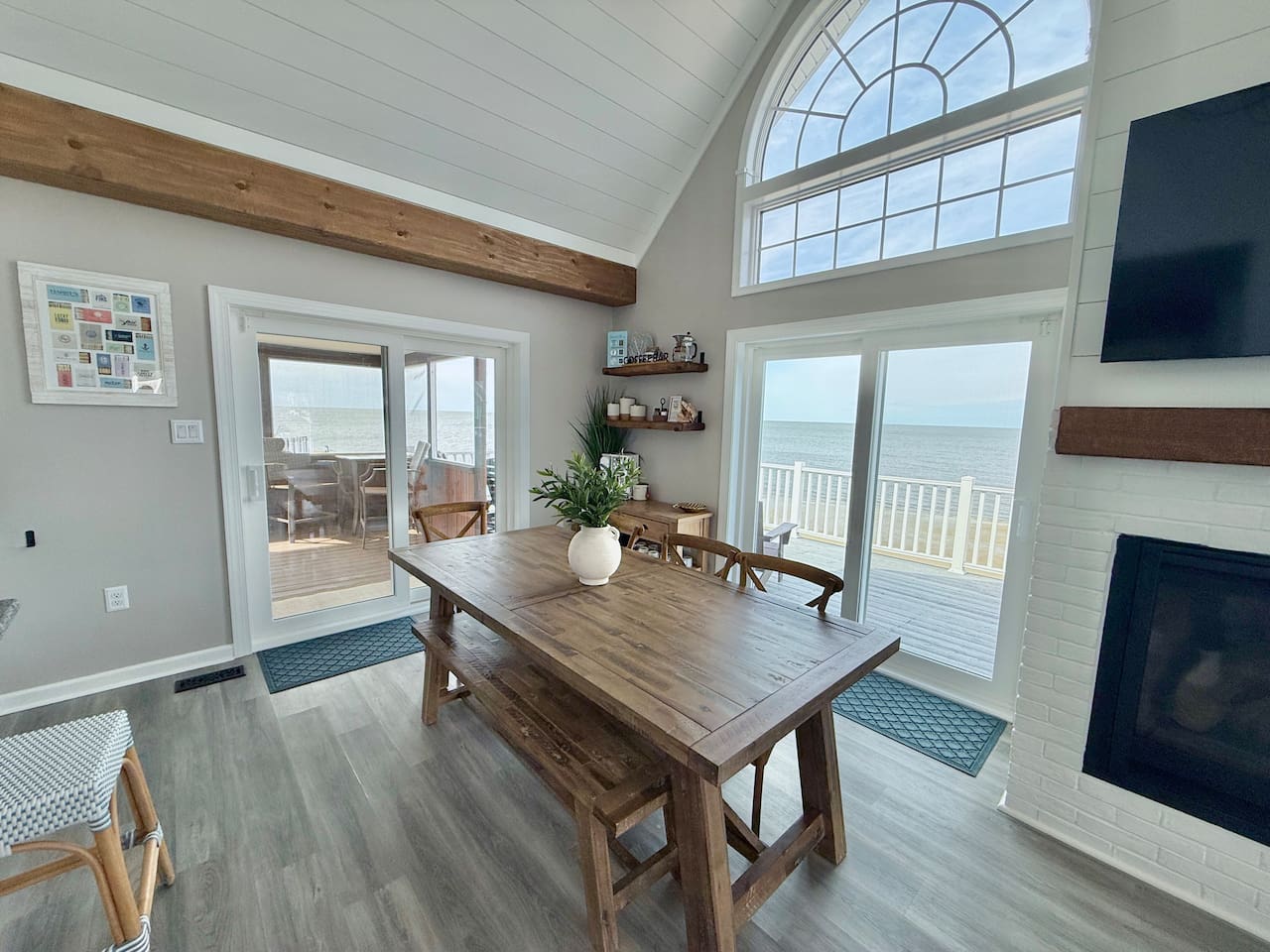 Treat yourself to the ultimate vacation experience with these breathtaking panoramic ocean views. This dining space is the perfect backdrop for creating unforgettable memories with friends and family.