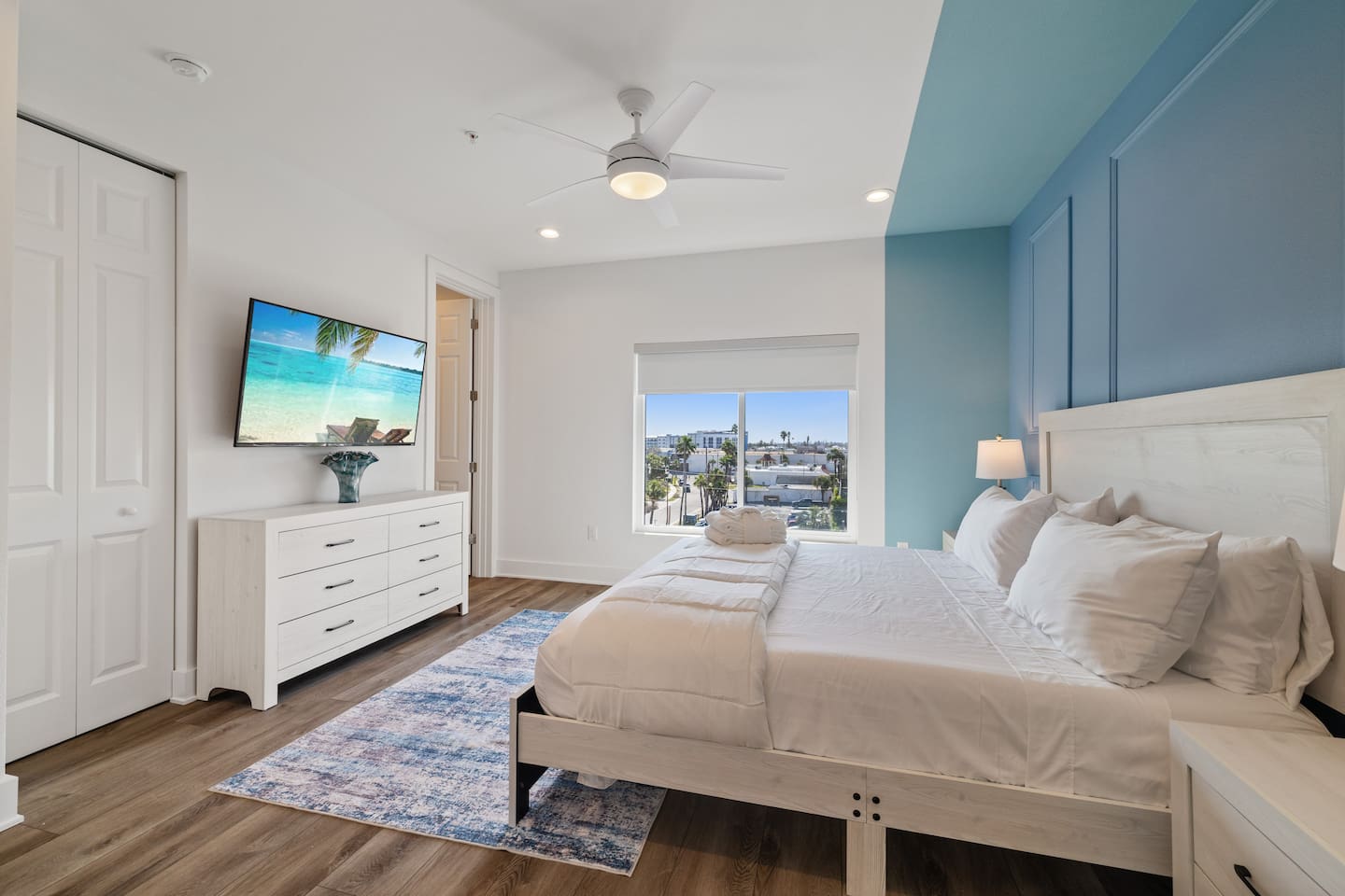 Arguably the best master room, top floor right next to the large private rooftop!