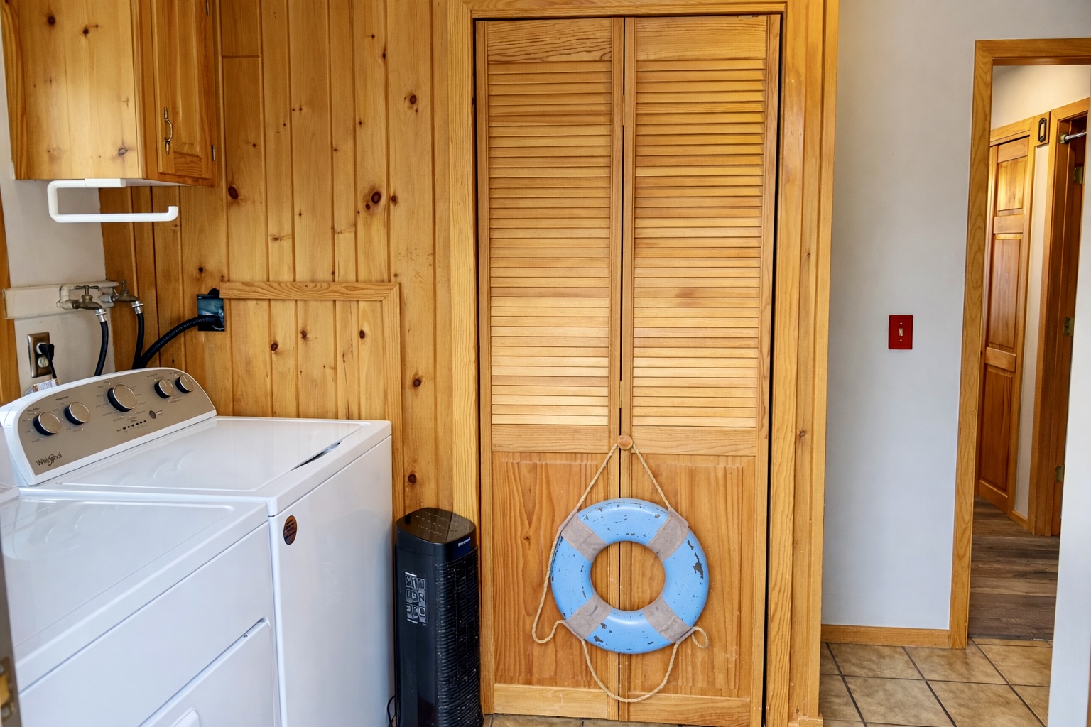 Walk in and you’ll immediately spot the convenient washer + dryer. Perfect for longer stays, snowy gear, beach towels, and keeping everything fresh after a day of North Shore adventures.
