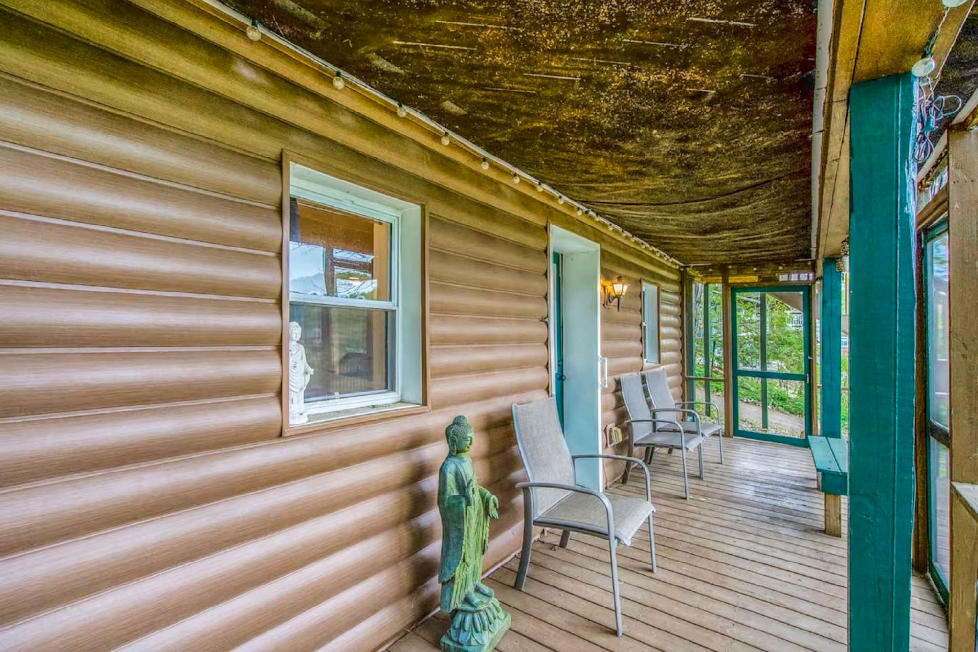 Screened in porch