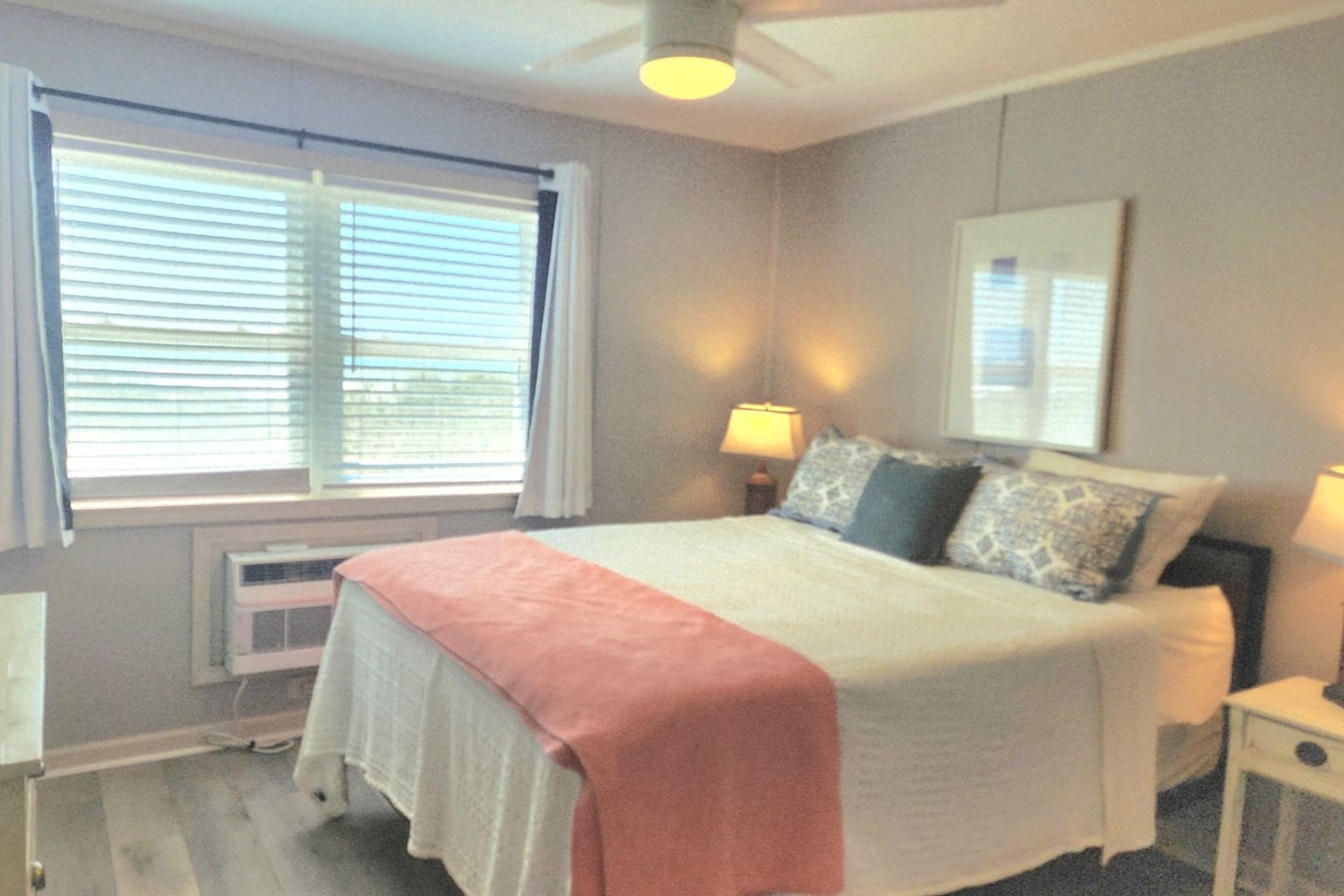 Master bedroom and full bathroom/flat screen tv queen bed. Spectacular ocean views!