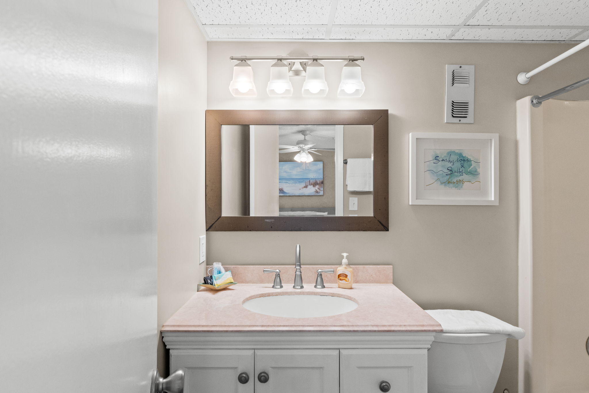 Bedroom 2 Ensuite Bathroom with Tub/Shower Combo