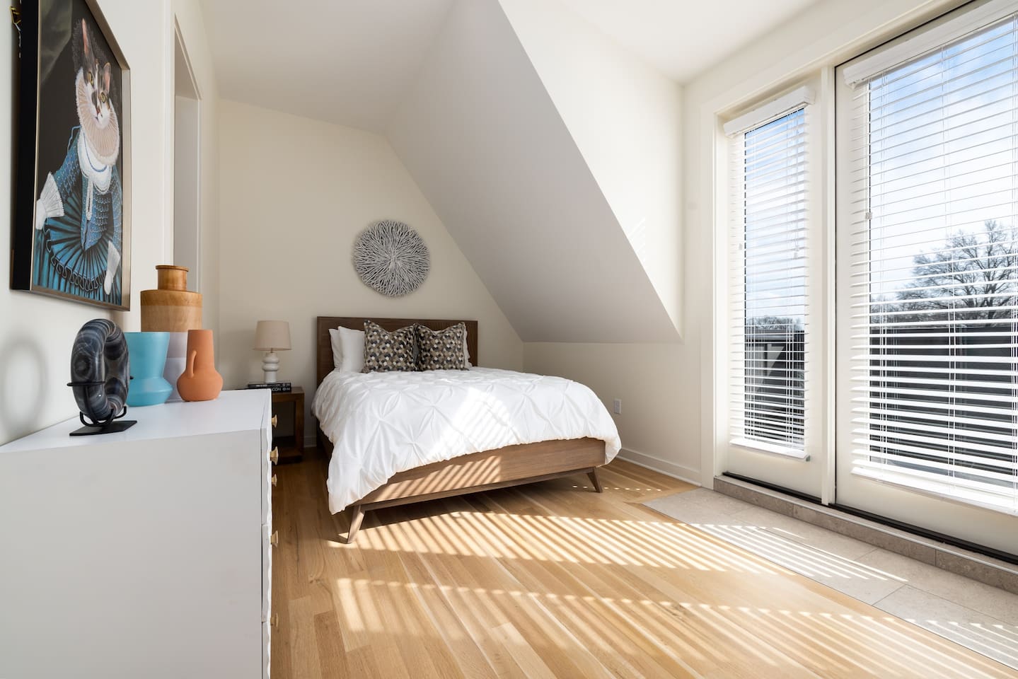 Queen bed in the same bedroom as the single daybed