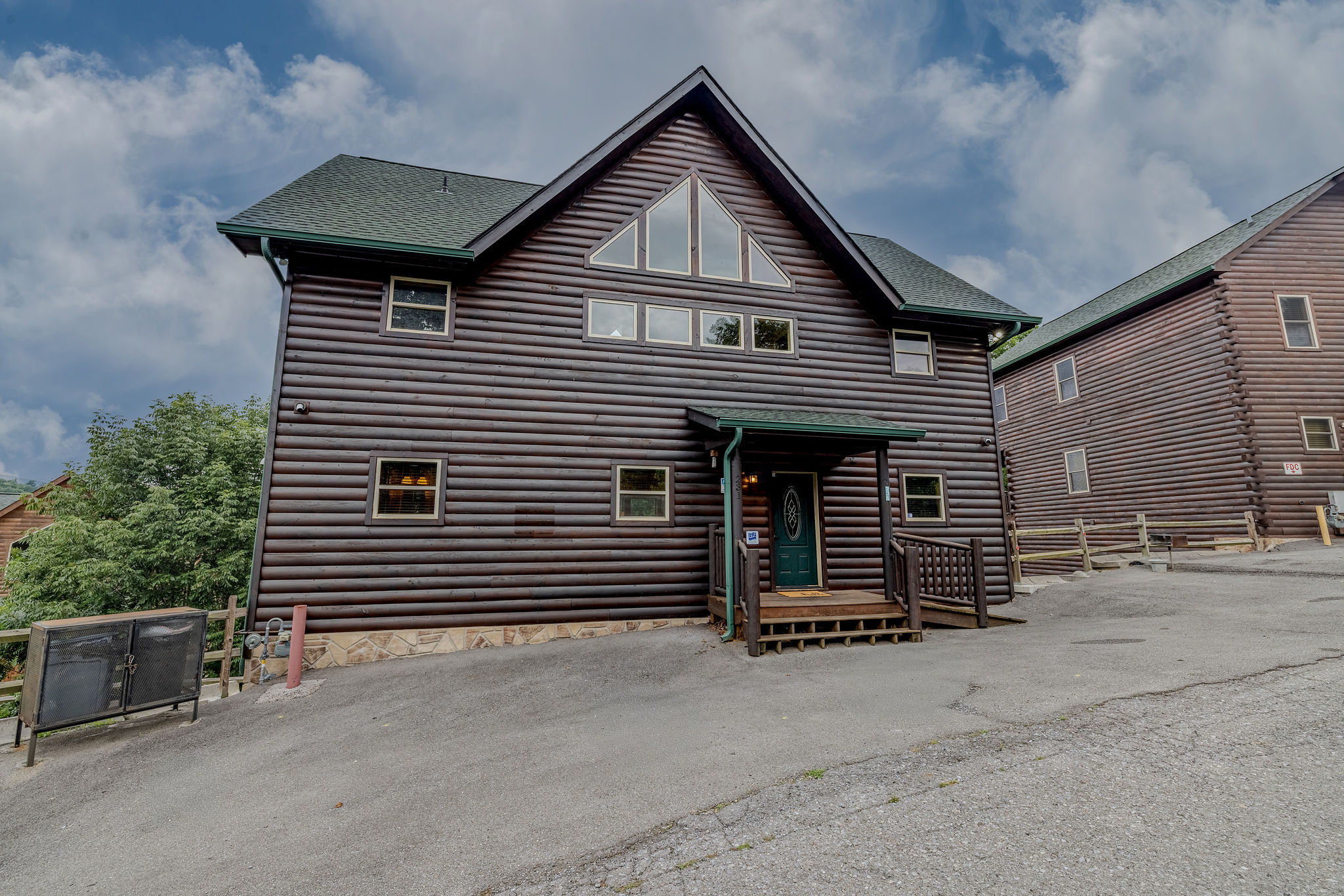 Welcome to Headliner Hideaway, a spacious Gatlinburg retreat with mountain character, generous parking, and a music-inspired story throughout.
