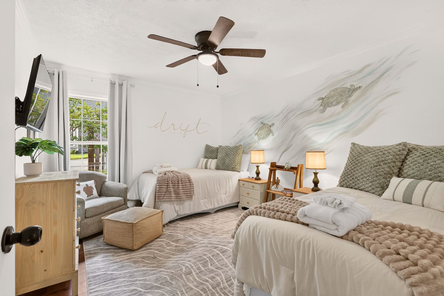 Drift off to sleep in the Juniper Run room.  Tranquil colors, comfortable beds and a beautiful mural make this a great room to have the sweetest of dreams!