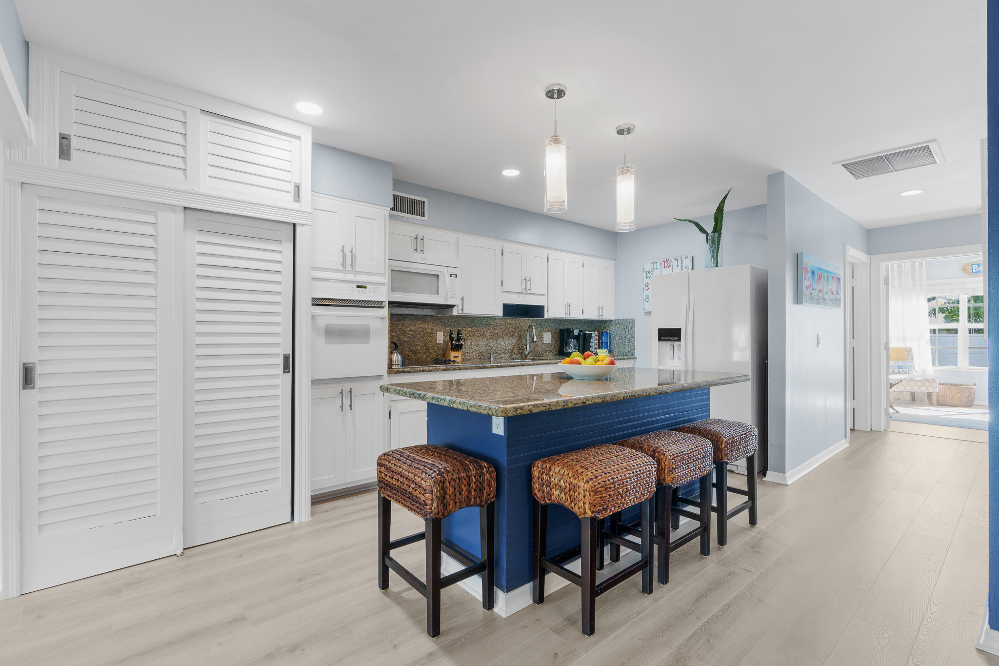 Well equipped kitchen, with island seating for 4