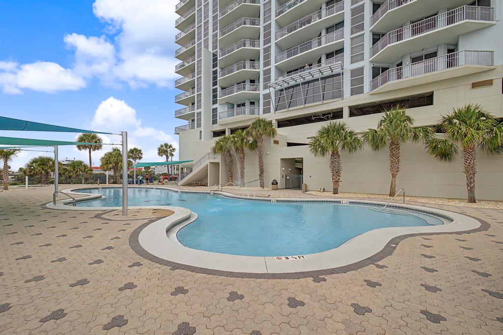 Pool, new sunshades so you can choose sun or shade.