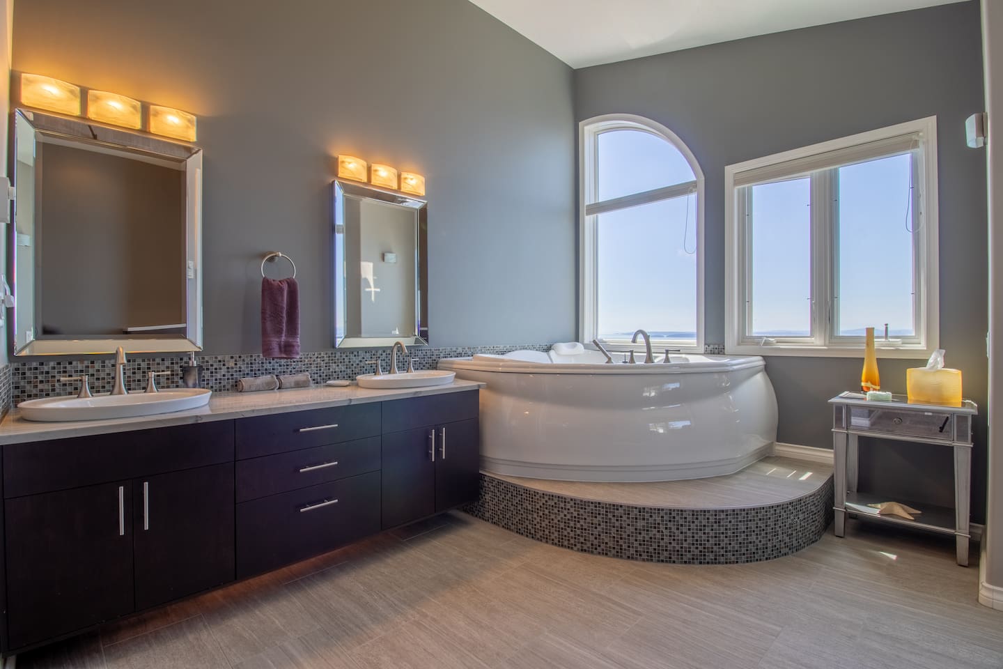 We have a large bathtub that we kindly ask you not to use for water conservation. But we have a lounging hot tub.